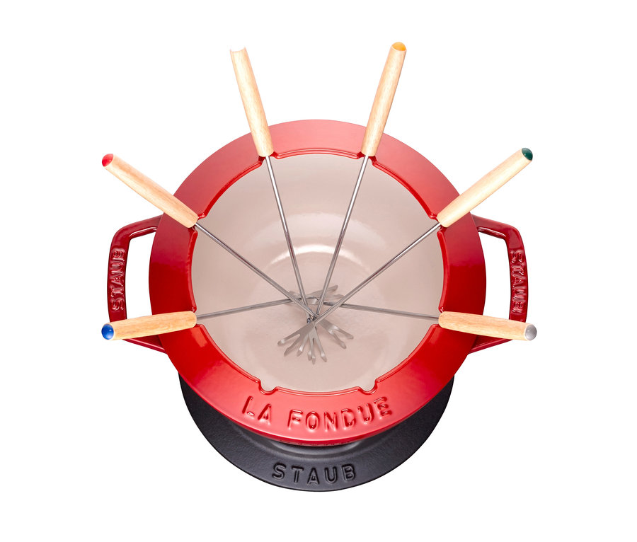 Draufsicht auf ein rotes STAUB Fondue-Set mit sechs Gabeln mit Holzgriffen.