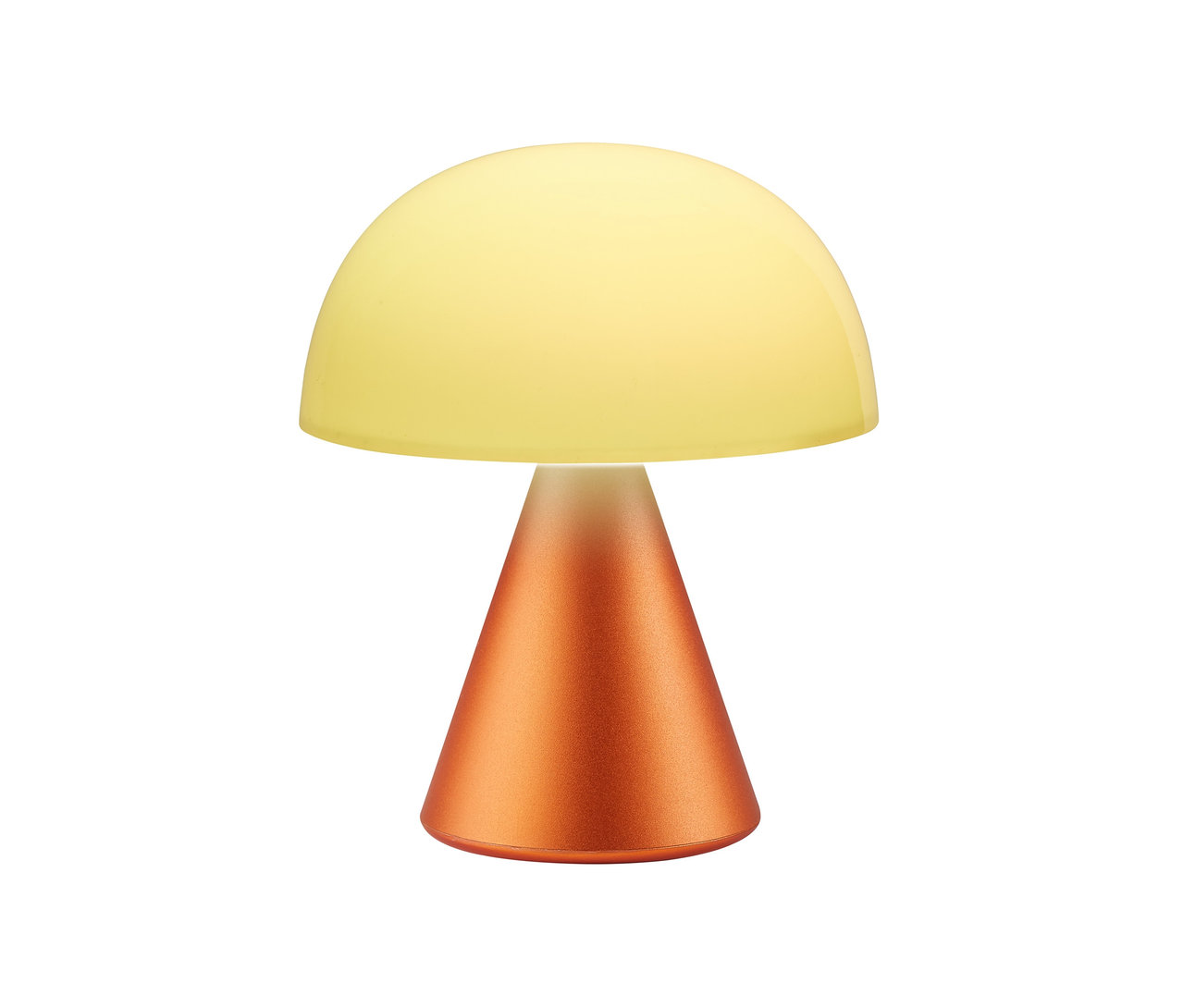 Orangefarbene LEXON LED-Akku-Tischleuchte »Mina M« mit gelbem Lampenschirm.
