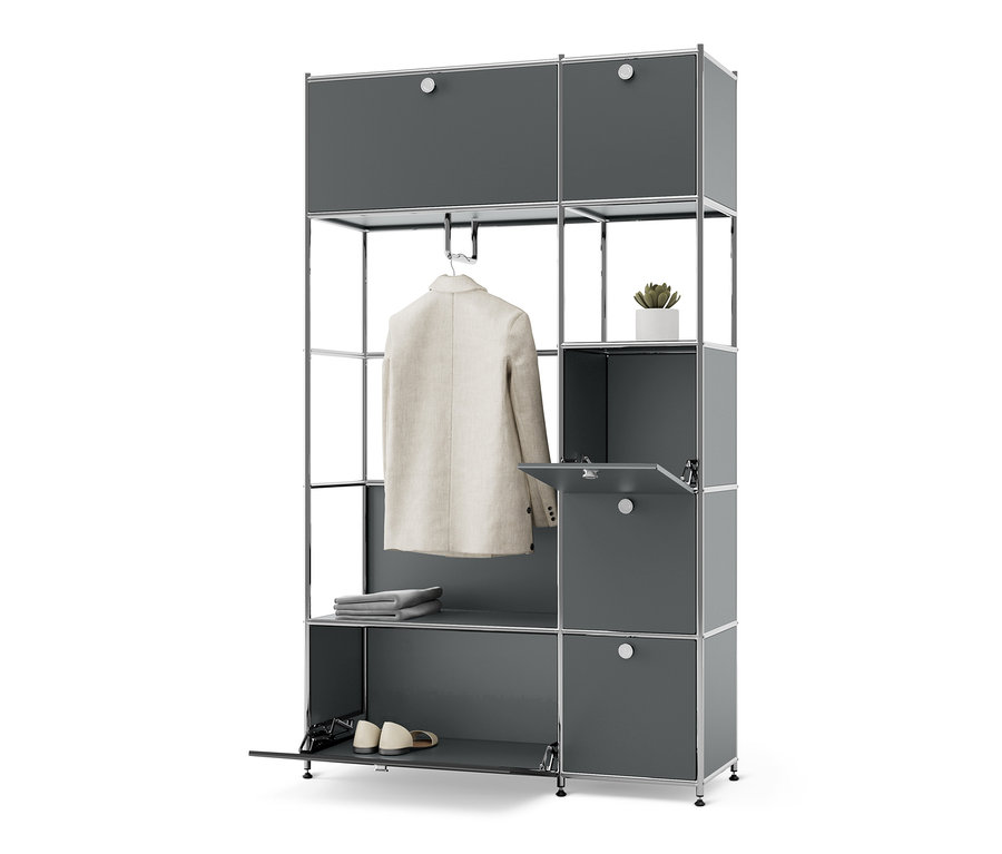 Grauer Systemschrank Metall »CN3« mit Jacke, Pflanze und Schuhen.