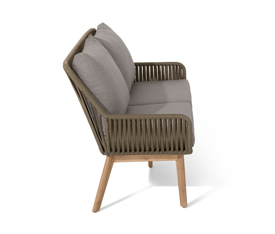 Seitenansicht eines Lounge-Dining-Sets mit braunem Rattangestell und grauen Kissen.