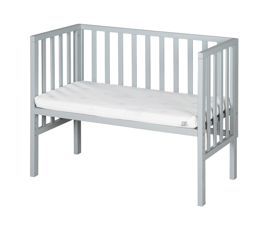 Graues roba 2-in-1-Beistellbett »safe asleep®«, taupe, mit weißer Matratze.