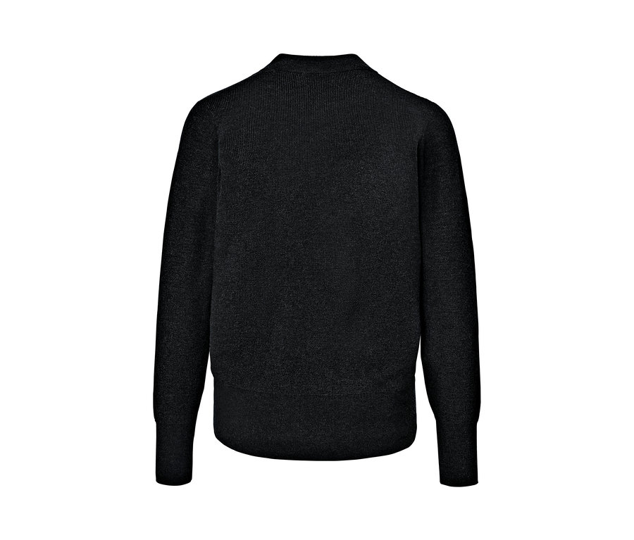 Detailansicht der Rückseite eines schwarzen Feinstrickpullovers.