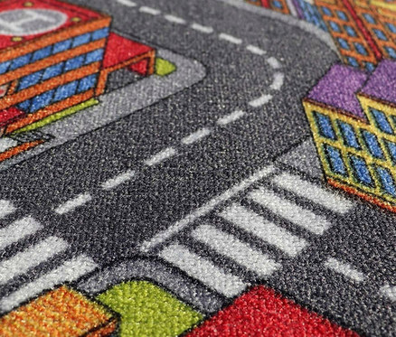 Nahaufnahme des Spielteppichs »BIG CITY« mit Stadtmotiv, Gebäuden und Straßen.