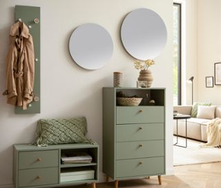 Interieur mit pistazienfarbener Kommode »Bjarne« und Hakenpaneel »Bjarne«.
