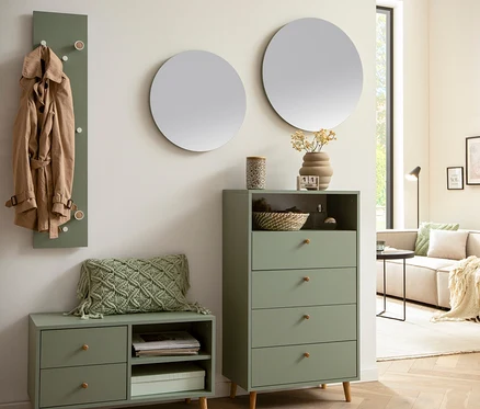 Interieur mit pistazienfarbener Kommode »Bjarne« und Hakenpaneel »Bjarne«.