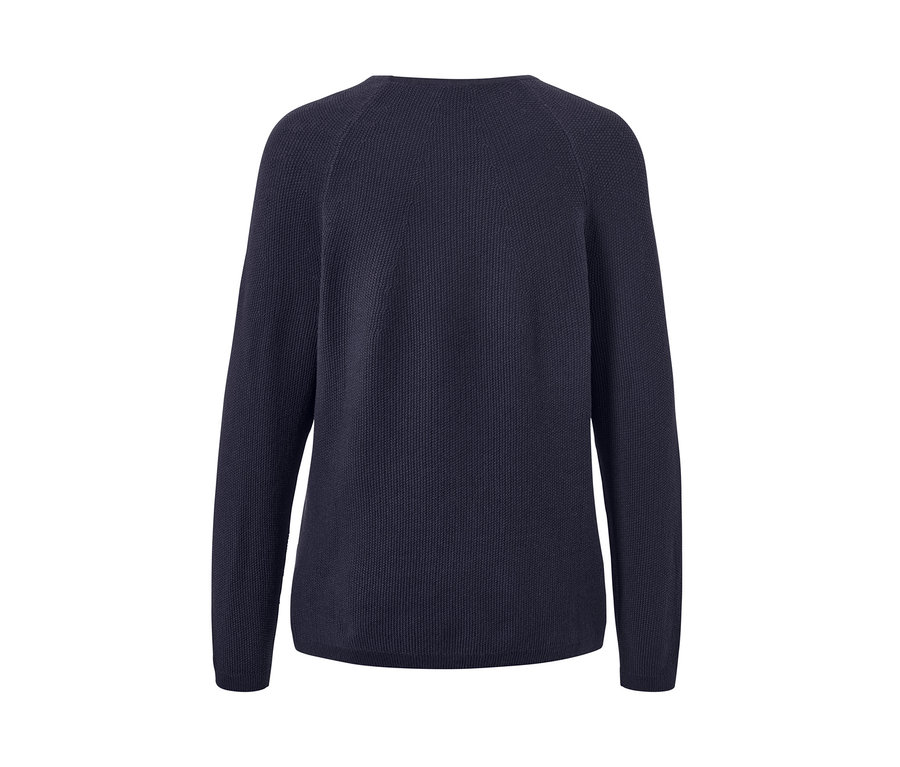 Dunkelblauer Strickpullover.