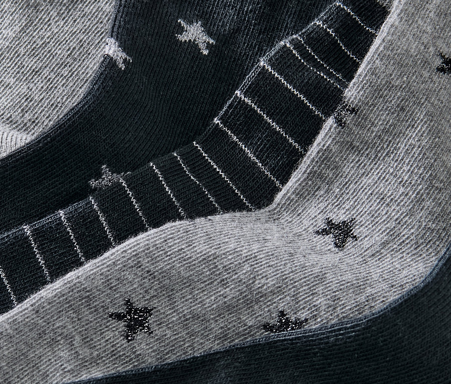 Detailansicht von 5 Paar Socken.