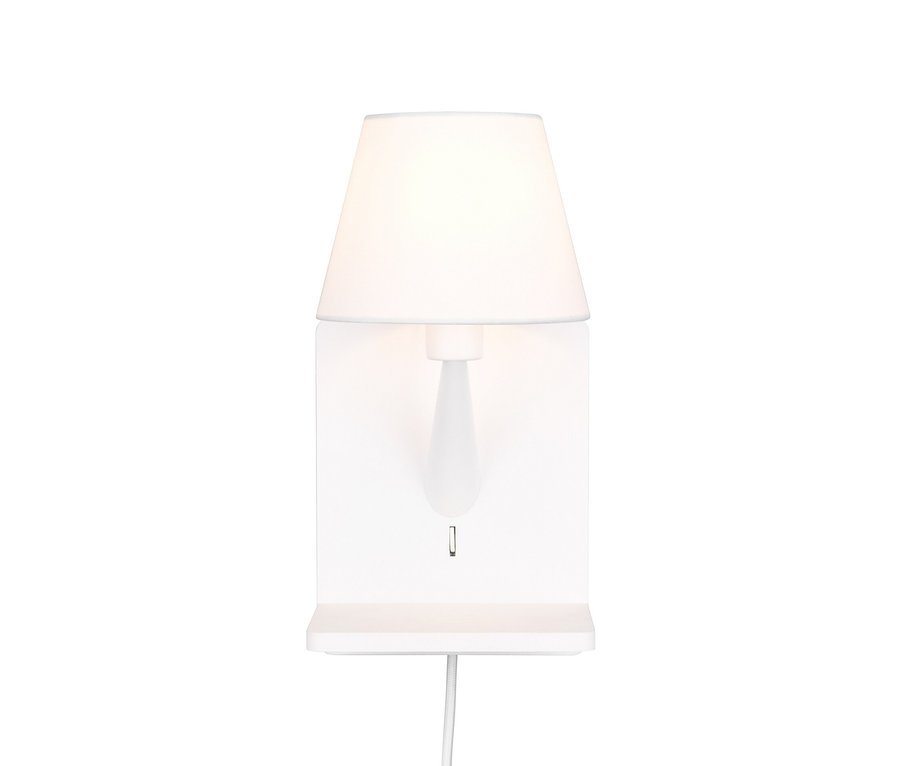 Weiße Trio Wandleuchte Comfort mit Stoffschirm und Ablage.