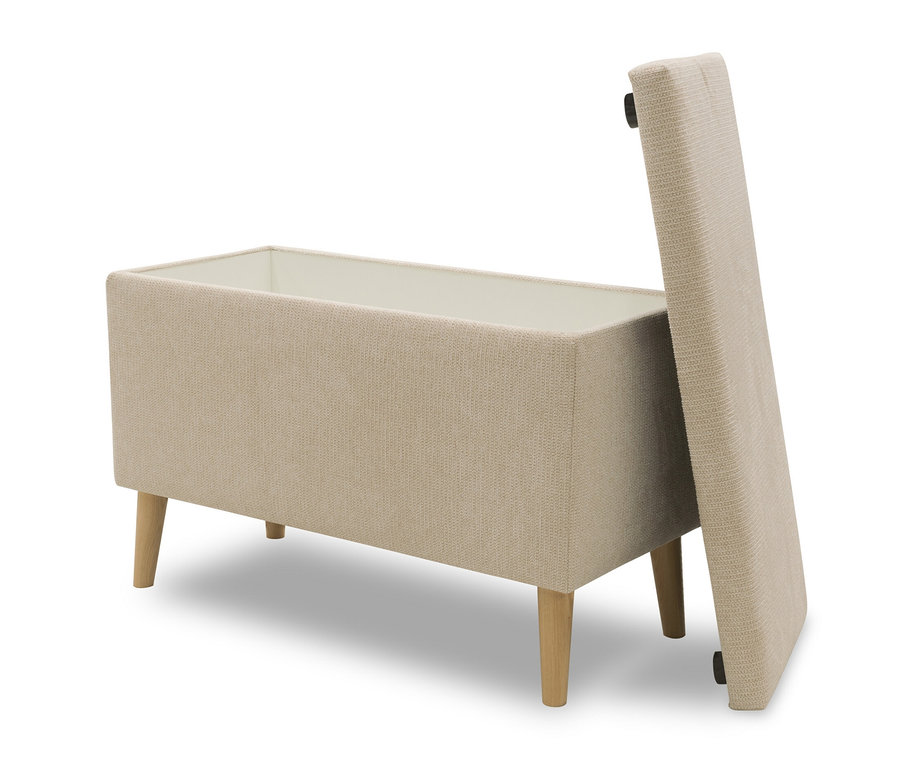Beiger DOMO Hocker mit Staufach, der Deckel ist geöffnet.