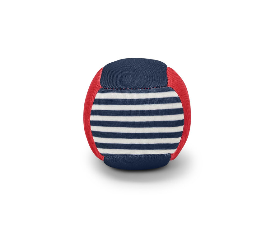 Ein Stoffball mit einem nautischen Motiv.