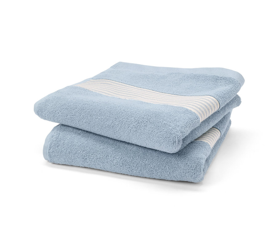 Zwei blaue Premium-Handtücher liegen gefaltet übereinander.