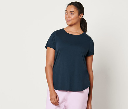 Frau trägt eine hellrosa Sweathose und ein dunkelblaues Longshirt.