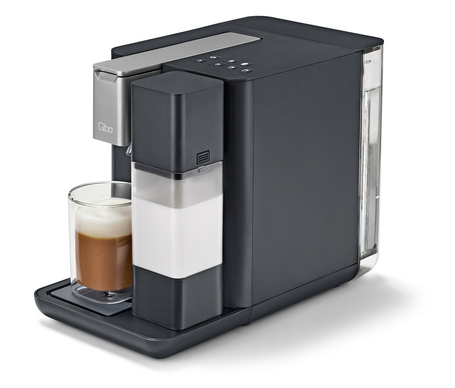 Graue Qbo MILK MASTER mit Milch in einem transparenten Glas.