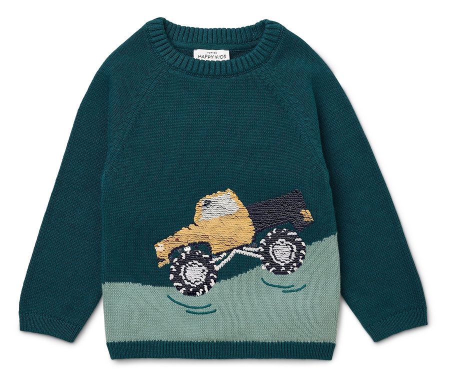 Grüner Pullover mit gelbem Monstertruck-Motiv.