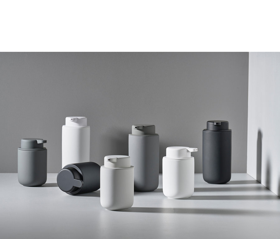 Sieben ZONE DENMARK »Ume« Seifenspender in Grau, Weiß und Schwarz.