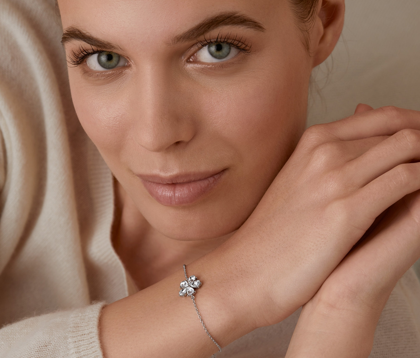 Frau trägt ein rhodiniertes Armband mit einer Blüte aus Glaskristallen.