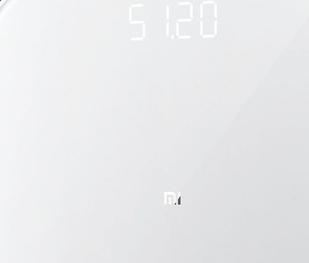 Weiße Waage mit digitaler Anzeige, die 51.20 anzeigt. Xiaomi Waage »Mi Smart Scale 2«.