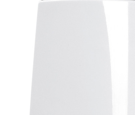 Ein weißer Luftbefeuchter steht neben einem 2,5-Liter-Kanister mit Thermalsole. DS VieGlobal Thermalsole-Verdunster mit 2,5 l Thermalsole.