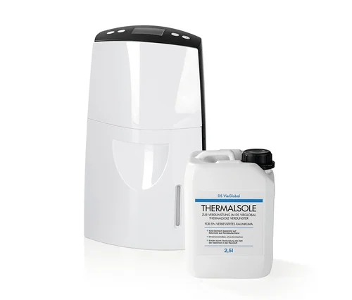 Ein weißer Luftbefeuchter steht neben einem 2,5-Liter-Kanister mit Thermalsole. DS VieGlobal Thermalsole-Verdunster mit 2,5 l Thermalsole.