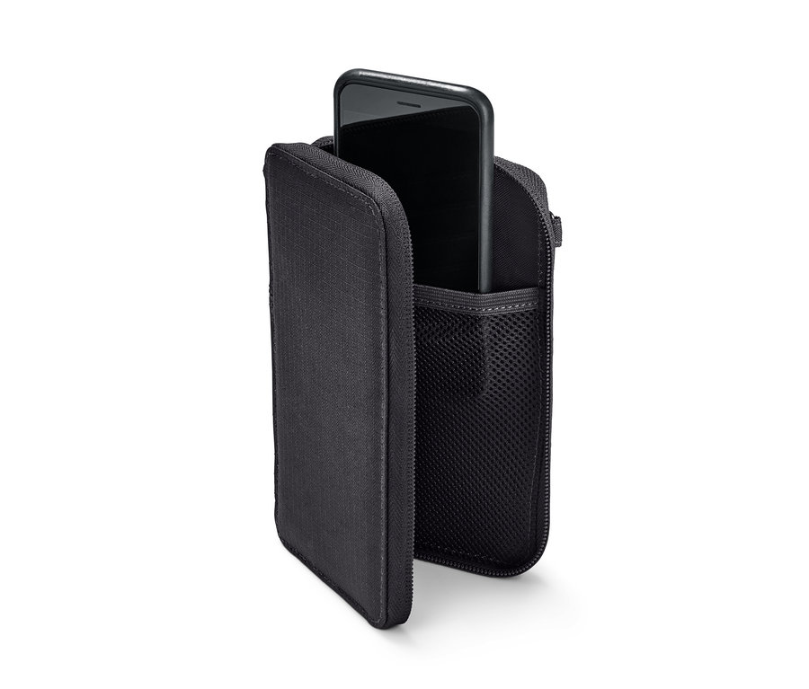 Eine geöffnete, isolierte Multifunktionstasche in Schwarz mit einem Smartphone darin.