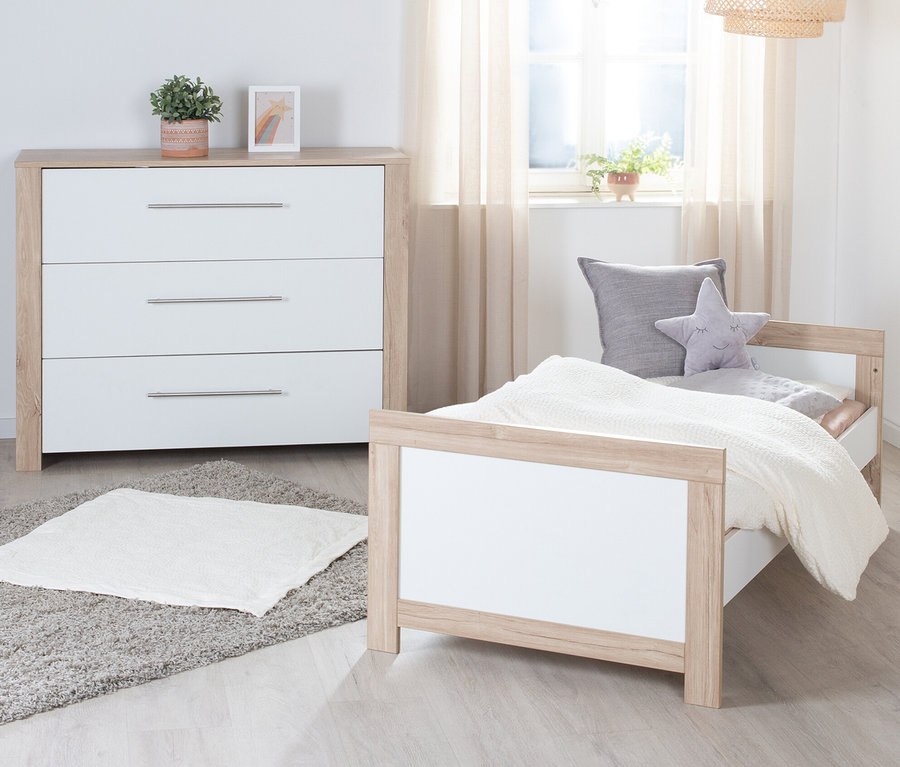 roba Kombi-Kinderbett »Malo«, 70 x 140 cm und eine Kommode mit drei Schubladen in einem Kinderzimmer.
