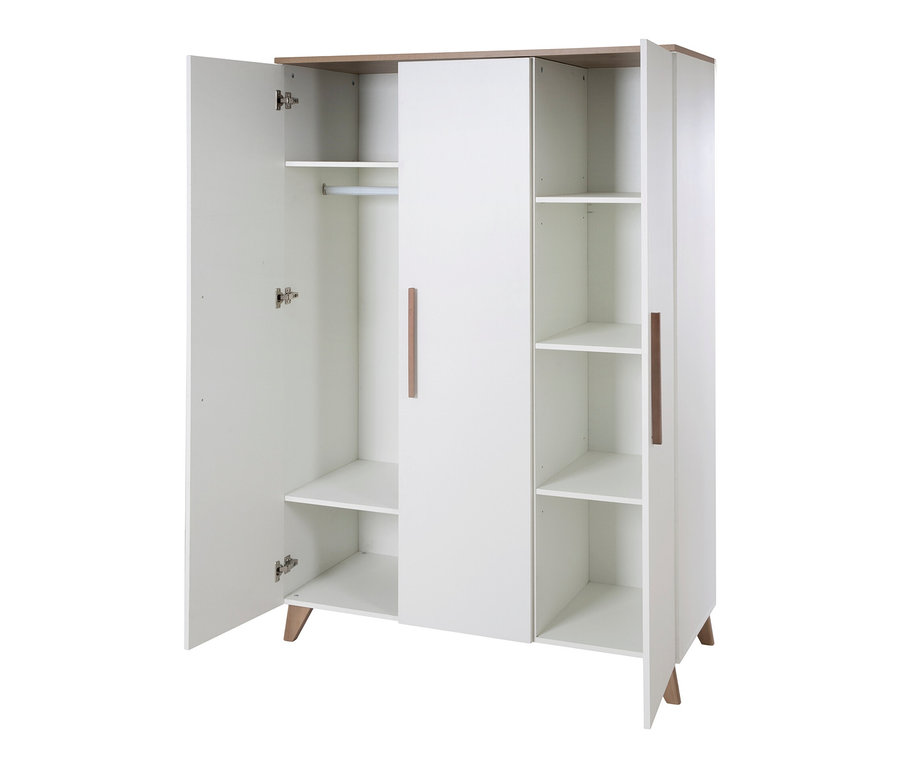 Geöffneter, weißer, dreitüriger Kleiderschrank »Ole« mit Regalen.