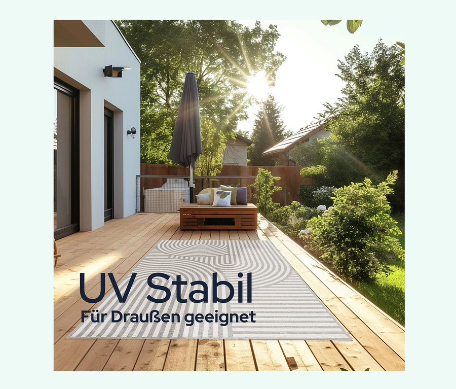 Außenterrasse mit beigem gemusterten Outdoor-Teppich Arc Symphony, Holztisch und Sonnenschirm.