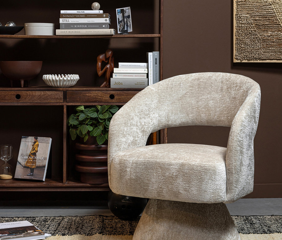 Beiger Sessel vor braunem Woood Schrank »Sivian« Mango Nussbaum.