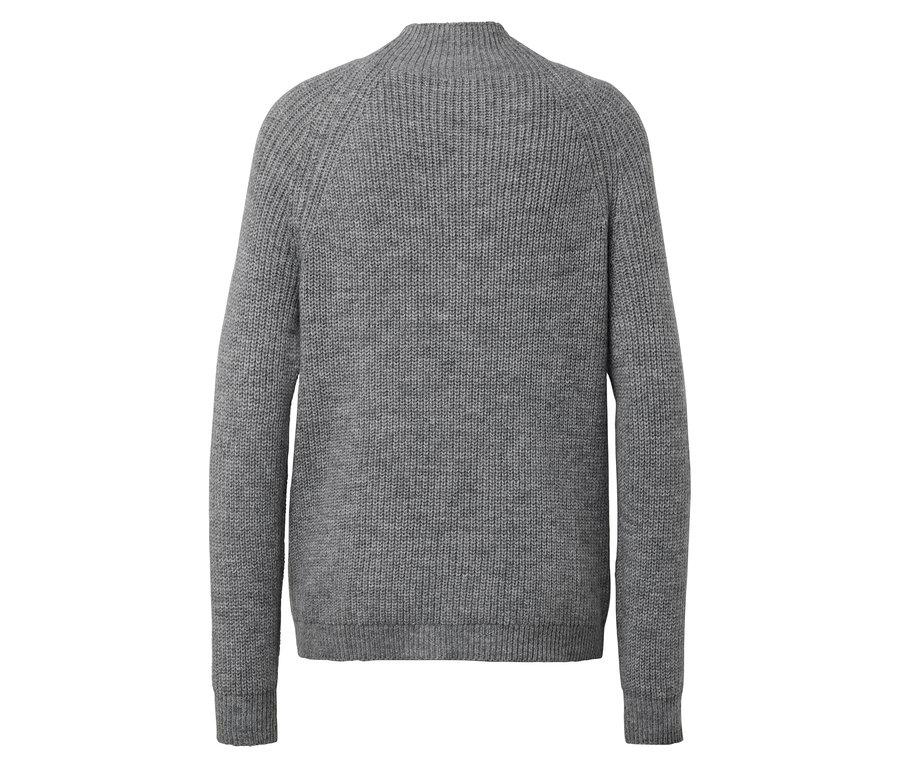 Detailaufnahme eines grauen Strickpullovers mit hohem Kragen.