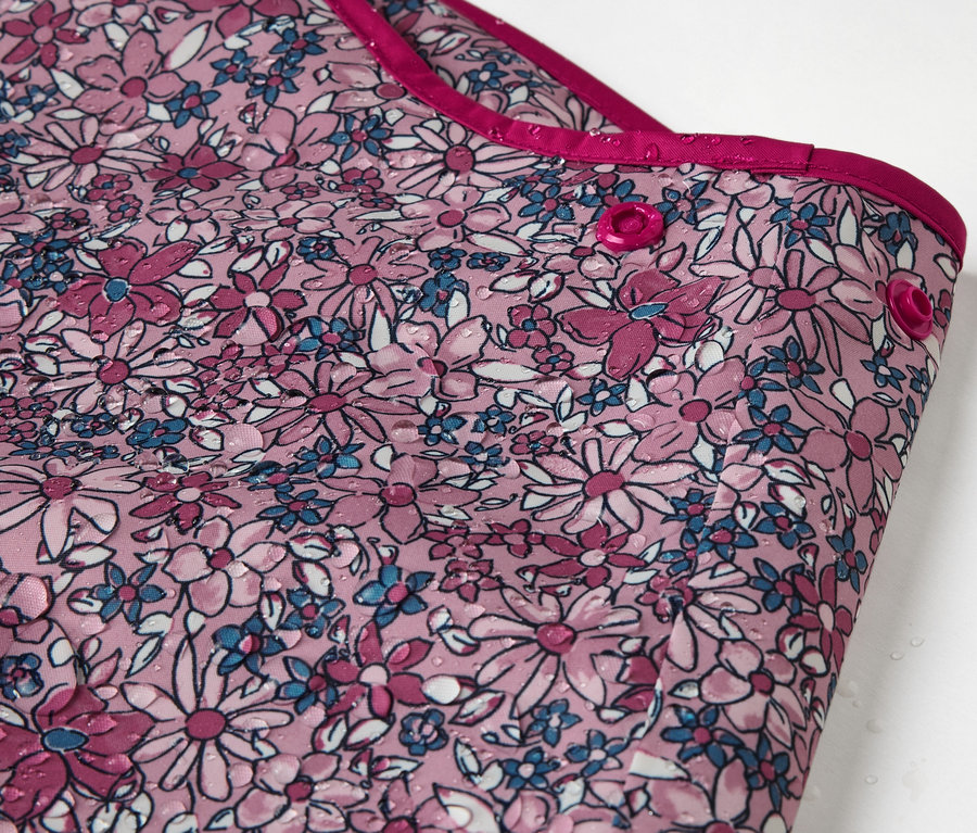 Detailaufnahme einer Kinder-Thermo-Regenhose mit Blumenmuster.