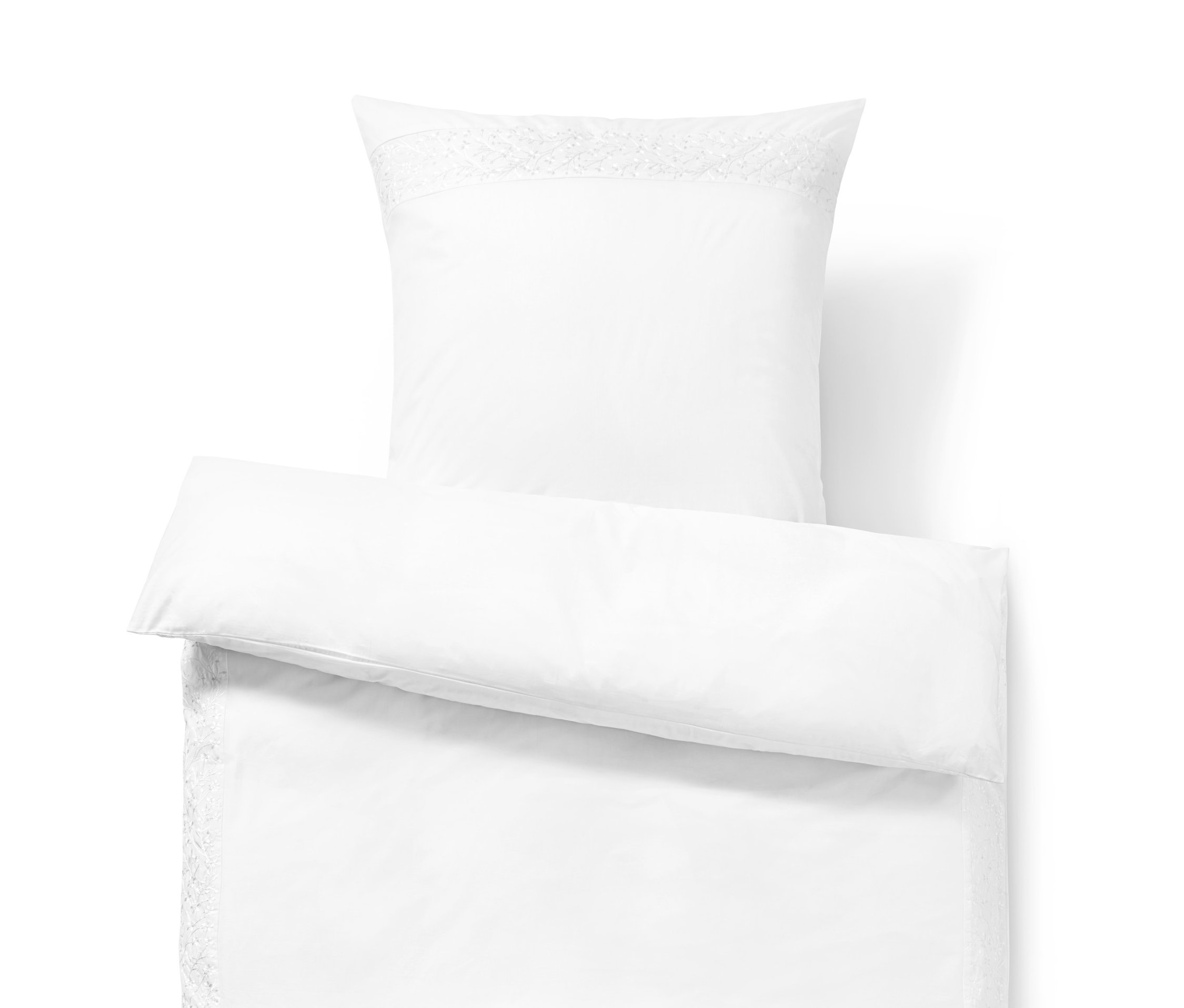 Weiße Renforcé-Bettwäsche mit Stickerei, Normalgröße und Übergröße, liegt auf weißem Hintergrund.