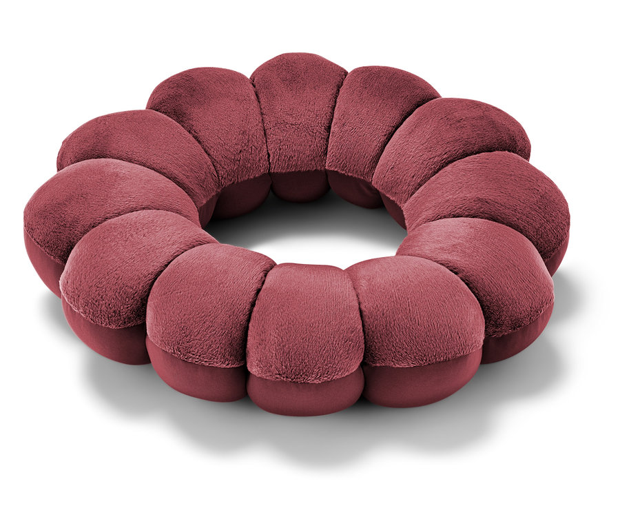 Nahaufnahme eines ringförmigen, bordeauxroten Kissens.