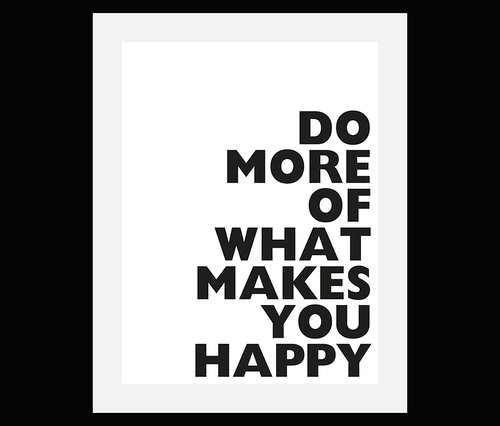 Schwarzer Text "DO MORE OF WHAT MAKES YOU HAPPY" auf weißem Hintergrund in einem schwarzen Rahmen. 3 Rahmenbilder, je 40 x 50cm