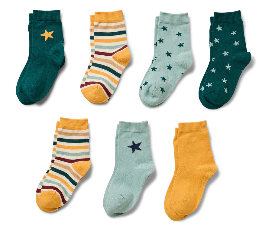 Sieben Paar Socken in verschiedenen Farben und Mustern liegen auf einem weißen Hintergrund.