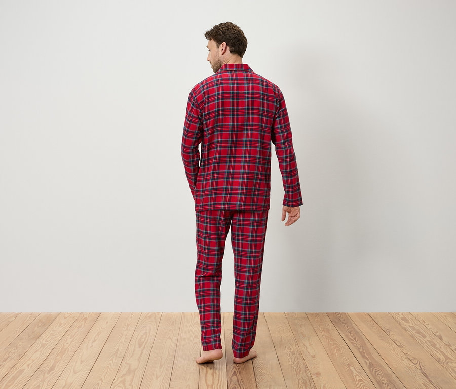 Mann von hinten trägt einen rot karierten Pyjama.