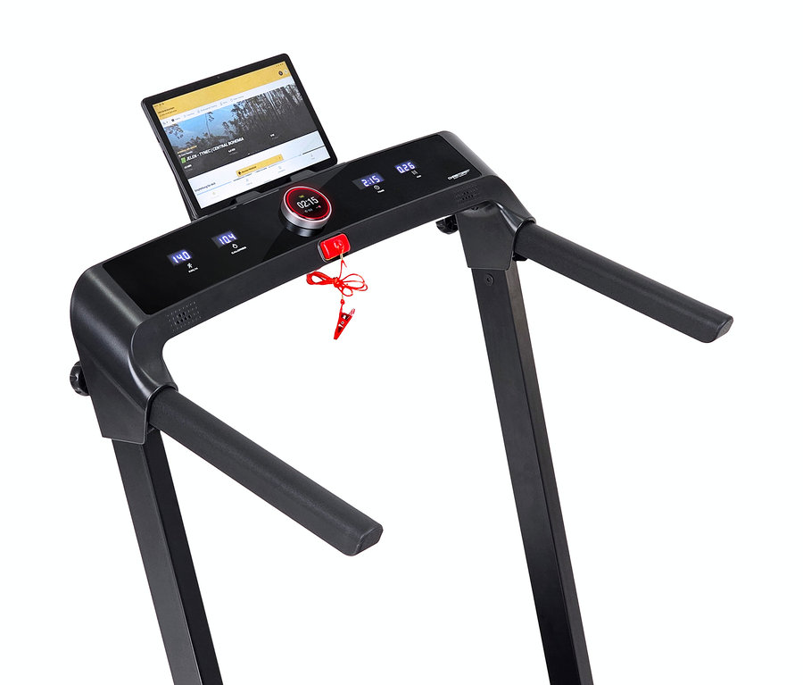 Nahaufnahme des oberen Teils eines 2-in-1-Laufbands in Holzoptik mit Tablet-Halterung und digitaler Anzeige.