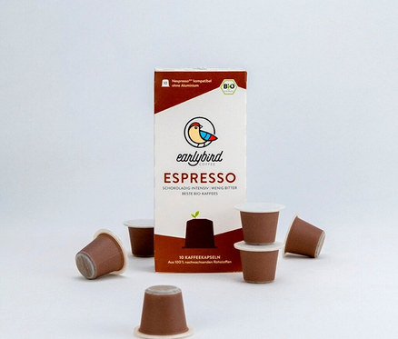 Eine Packung earlybird - Bio Espresso - 10 Kapseln umgeben von Kaffeekapseln.