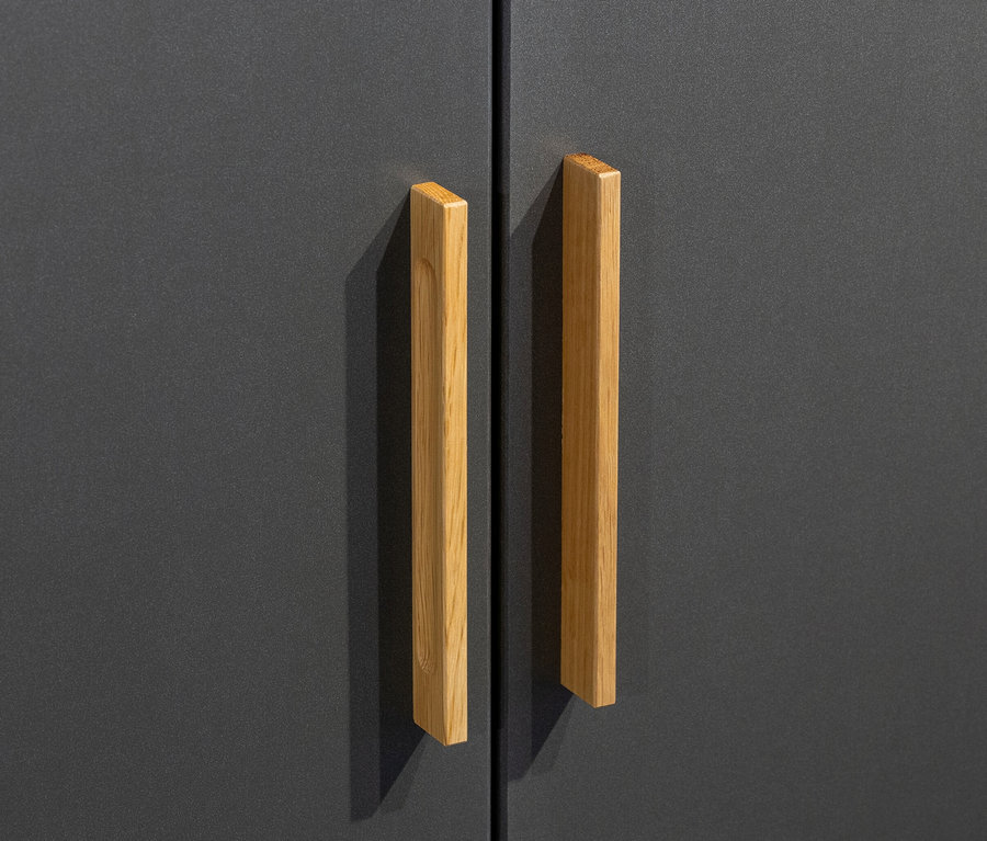 Nahaufnahme eines graumetallic Drehtürenschranks »Shinjo« mit zwei Holztüren und Holzgriffen.