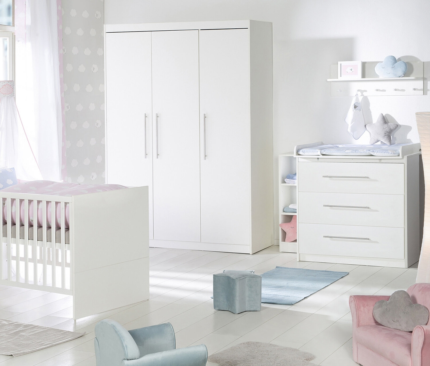 Kinderzimmer mit weißem Kinderbett, schmaler Wickelkommode und dreitürigem Schrank der Marke roba.