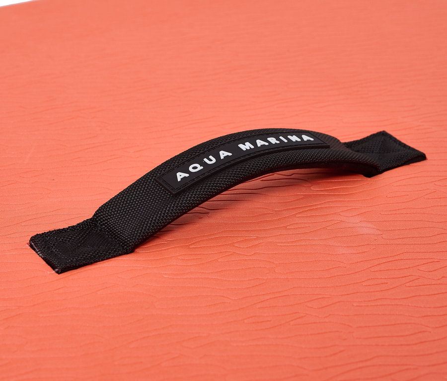 Detailaufnahme eines orangefarbenen Aqua Marina SUP Boards »Monster« 12'0" mit schwarzem Griff.