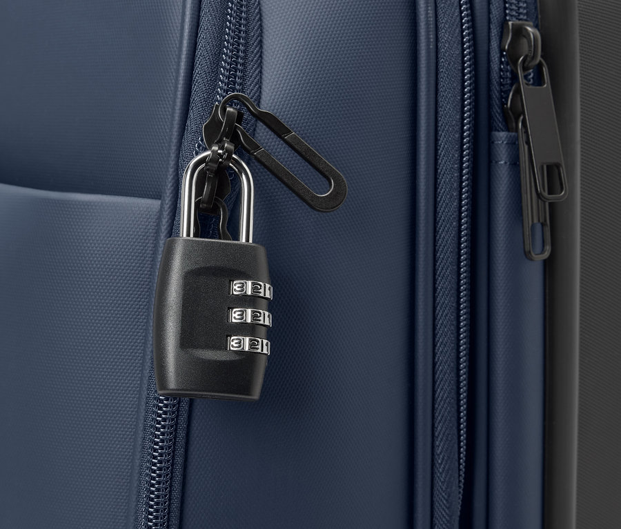 Detailansicht eines Hybridkoffers mit Vorhängeschloss.