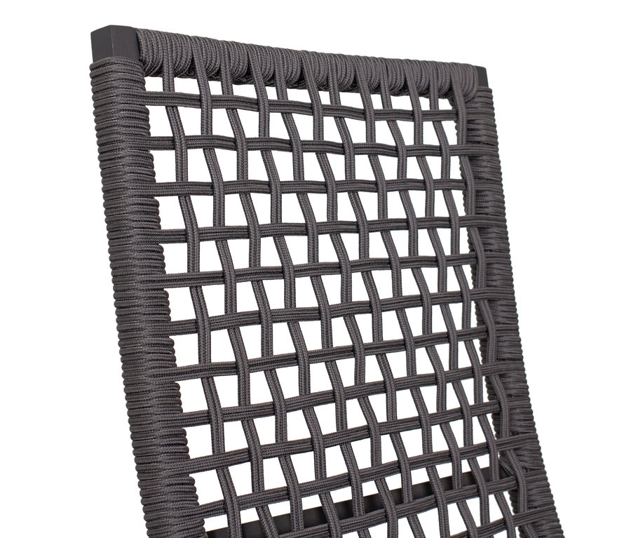 Detailaufnahme der Rückenlehne eines deVries Stuhls mit Seilgeflecht.