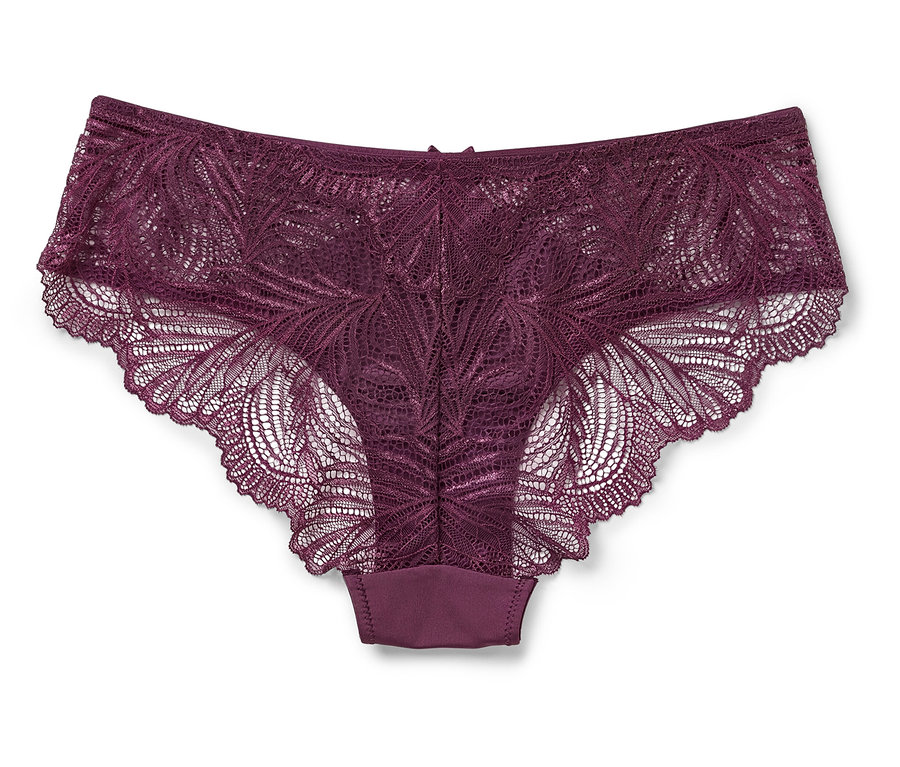 Detailaufnahme von burgunderroten Damen-Spitzenhöschen auf weißem Hintergrund.