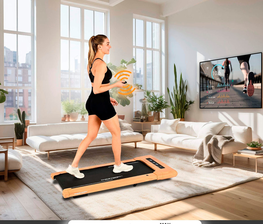 Frau geht auf Walking-Pad »4.2 Holzoptik« im Wohnzimmer.