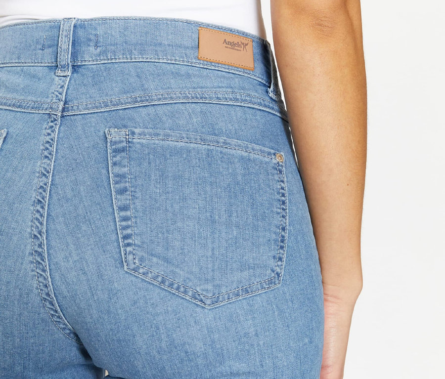 Nahaufnahme der Rückseite einer Frau, die Angels Jeans »Capri Turn-Up«, Slim Fit, hellblau trägt.