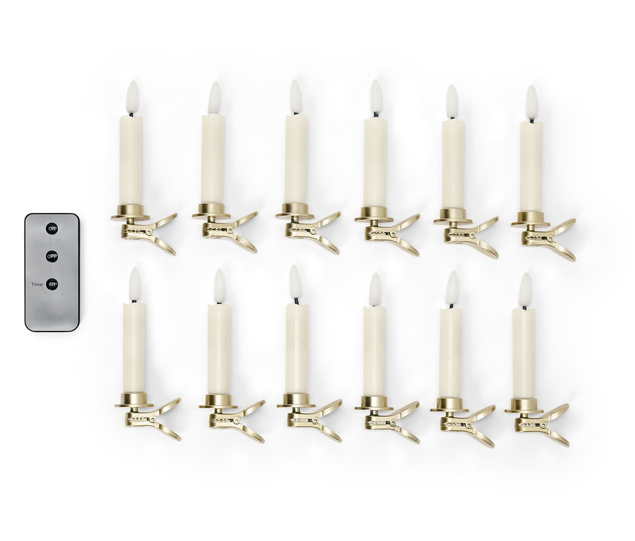 Zwölf LED-Kerzen mit Clips und Fernbedienung auf weißem Hintergrund.