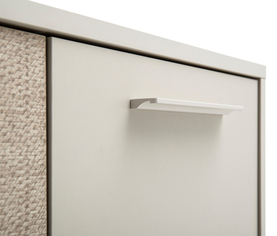 Detailansicht eines cremebeige Highboards »Edno« mit Canasta-Dekor.