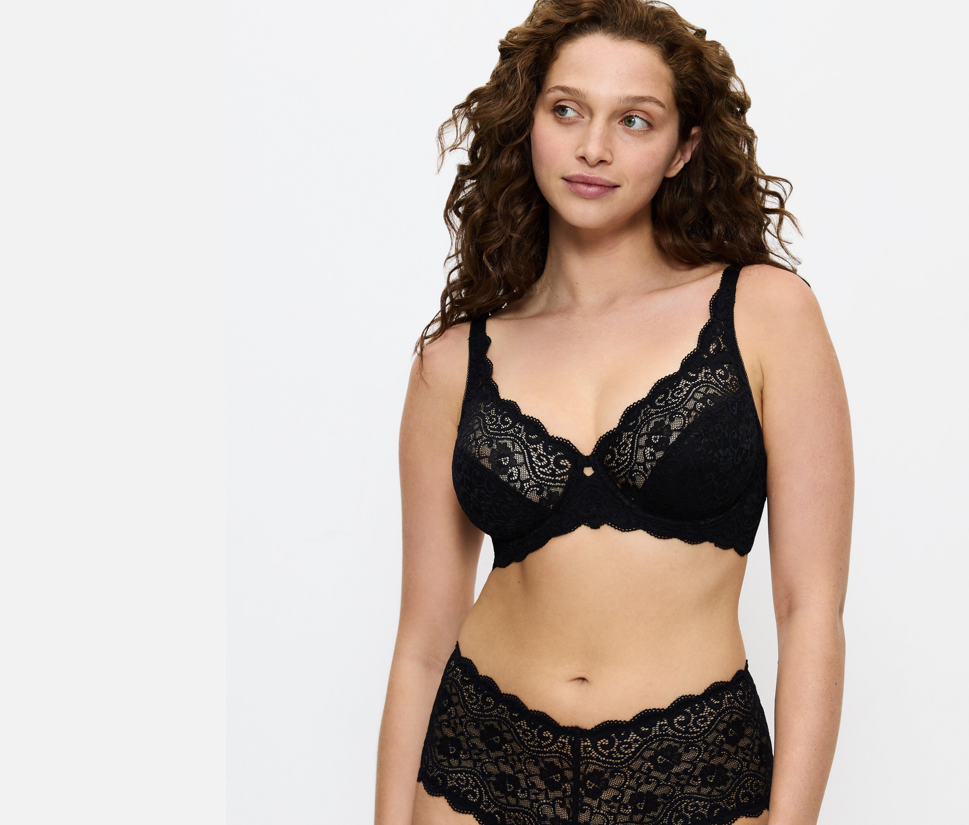 Frau trägt einen schwarzen Spitzen-BH und Höschen.