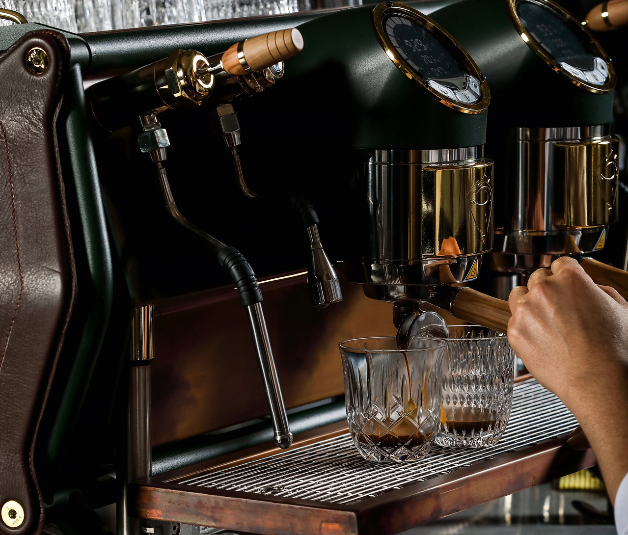 Eine Person zapft Espresso in zwei Nachtmann »Noblesse« Cappuccinogläser.