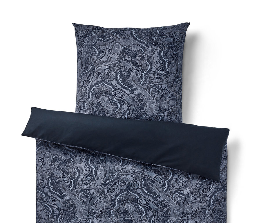 Blaue Renforcé-Bettwäsche in Normalgröße und Übergröße mit Paisley-Muster.